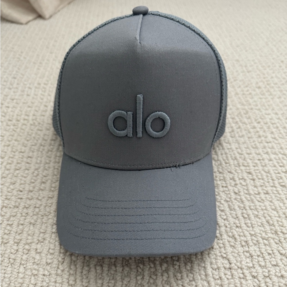 ALO YOGA DISTRICT TRUCKER HAT COLOR: STINGRAY